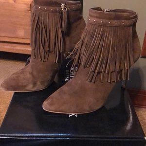 Beautiful suede fringed short boots!